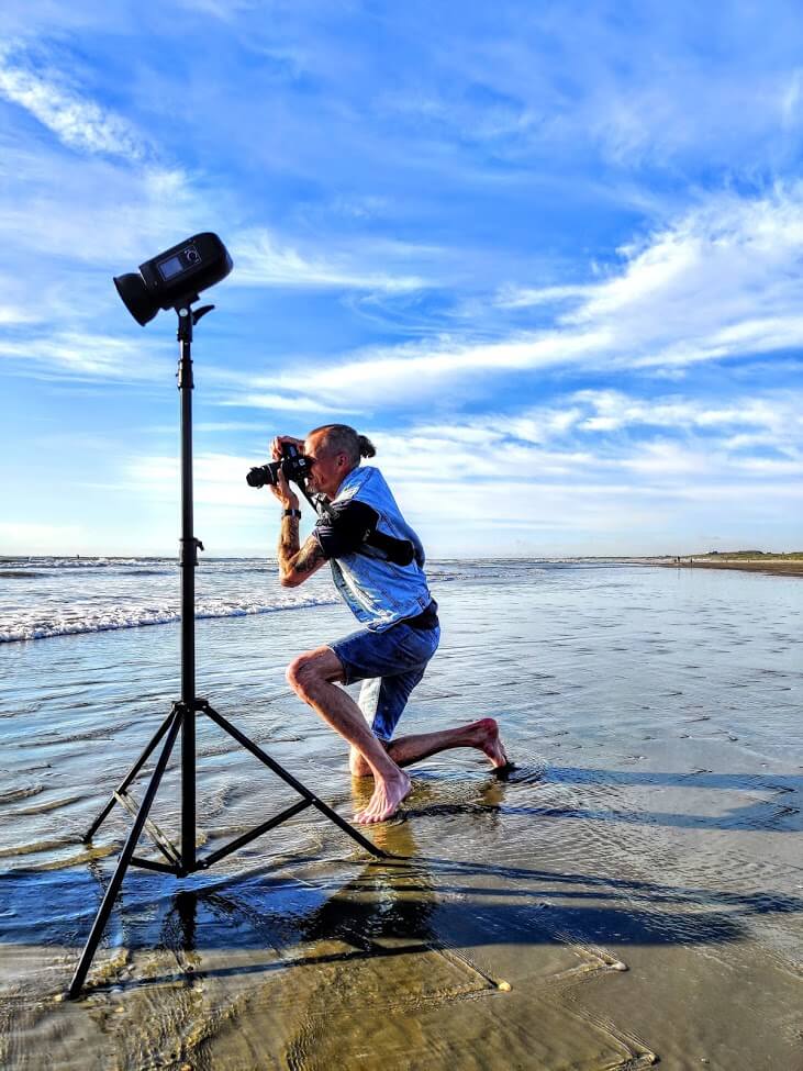 Man die foto maakt op het strand